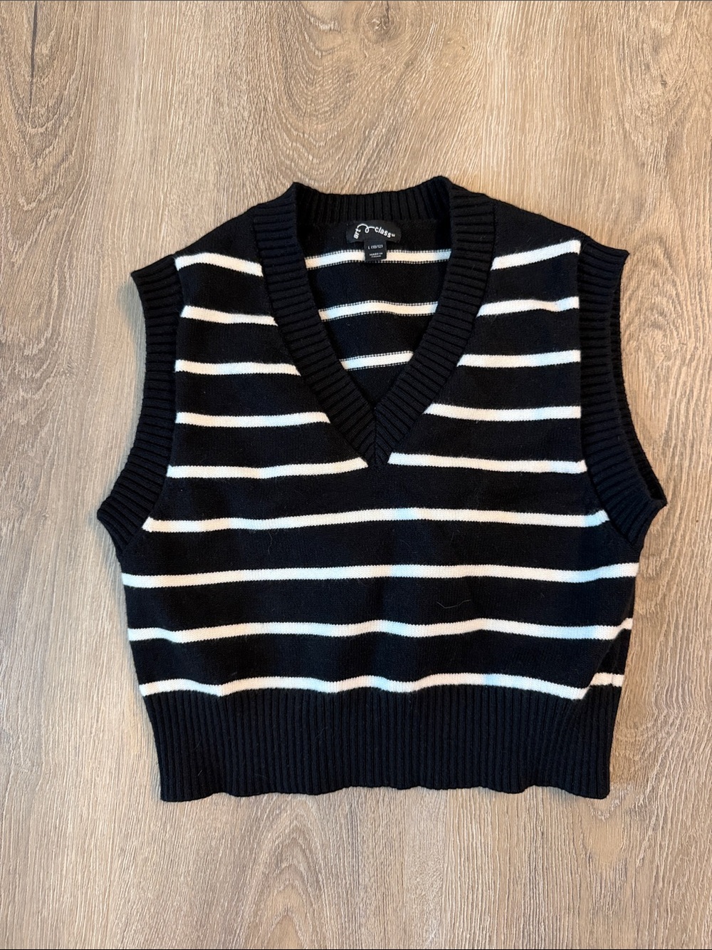 Art class- Black & White Striped V-Neck Sweater Vest- large
